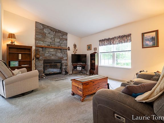 4th image of 2670 Grand River Dr NE