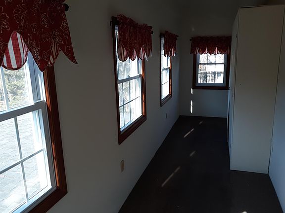 3rd image of 944 Woodlawn St #2