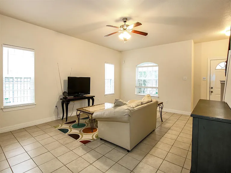 2915 Paige St — Photo 6