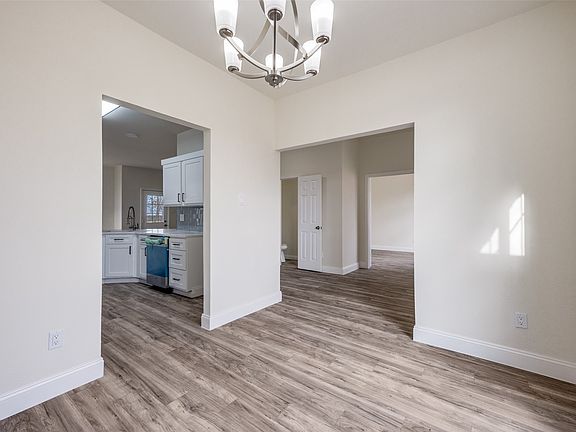 5th image of 471 Meadowview Cir