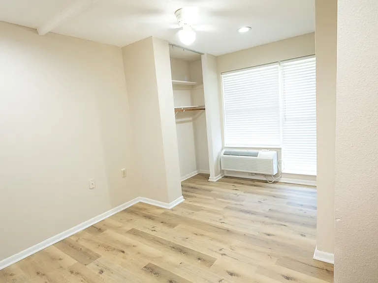 201 N Cedar St #7 — Photo 3