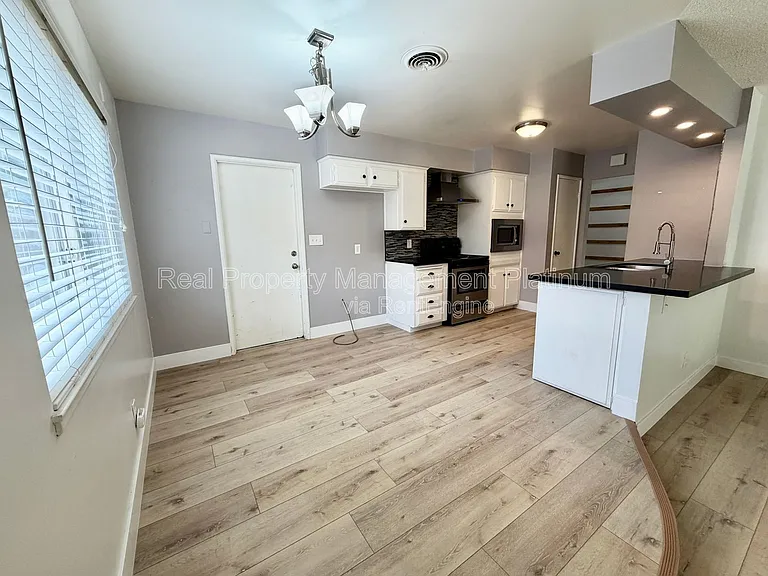 5694 N 9th St — Photo 10