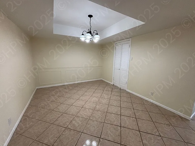 5868 Royal Rdg — Photo 10