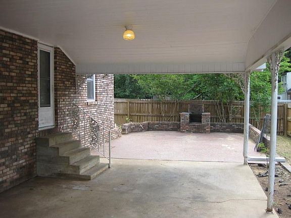 4th image of 2615 Hackberry Ln
