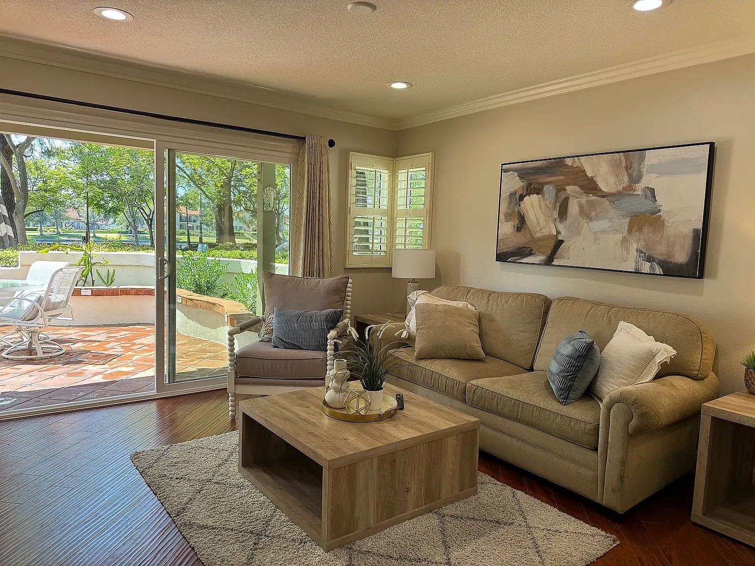 2 bed, 1010 sqft, $5,775 — Photo 2