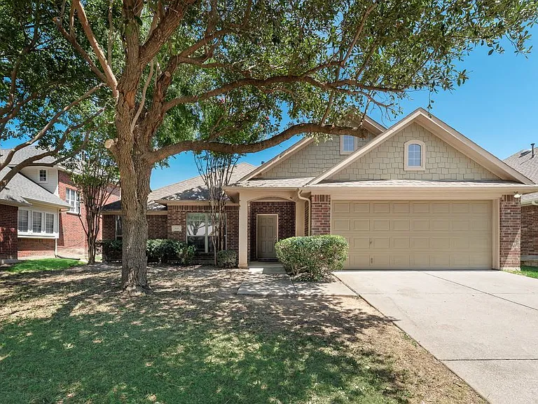 7600 Shasta Dr — Photo 3