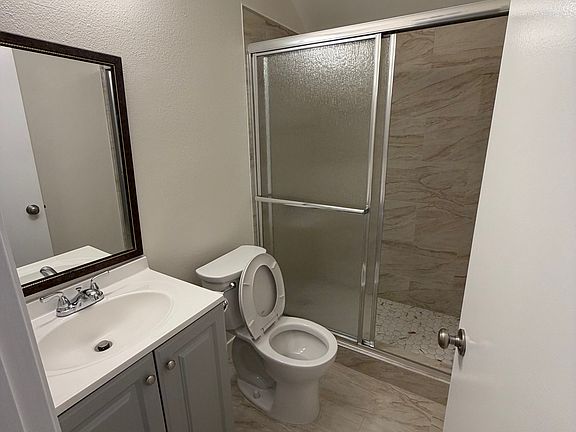 3rd image of 2935 Montrose Ave APT 106