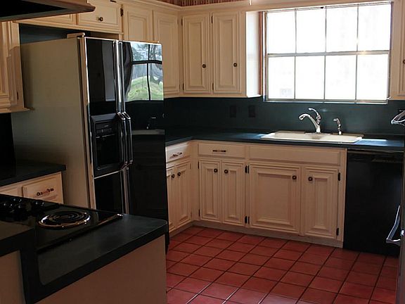 Efficient kitchen with perfect work triangle!