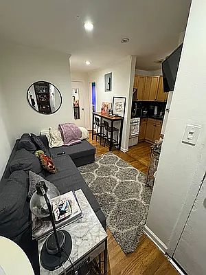 3rd image of 217 E 59th St APT 4