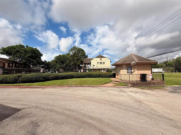 7700 Creekbend Dr #1 — Photo 24
