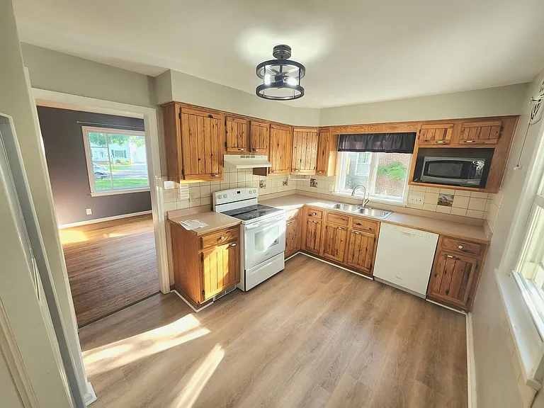 21 Glenmont Dr — Photo 1