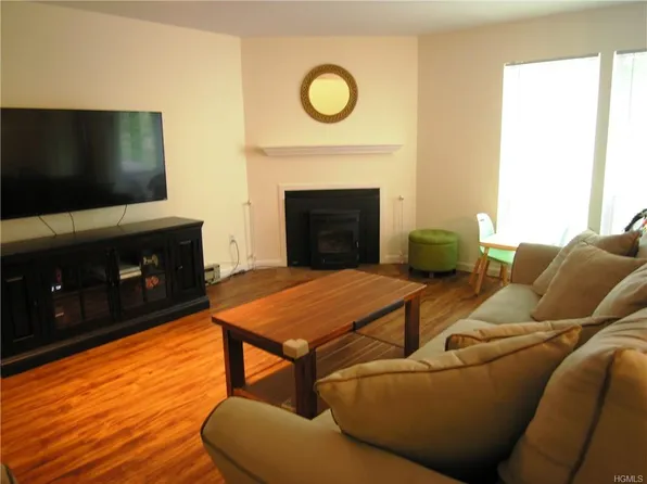 4 Woods Brooke Ln APT 2, Yorktown Heights, NY 10598