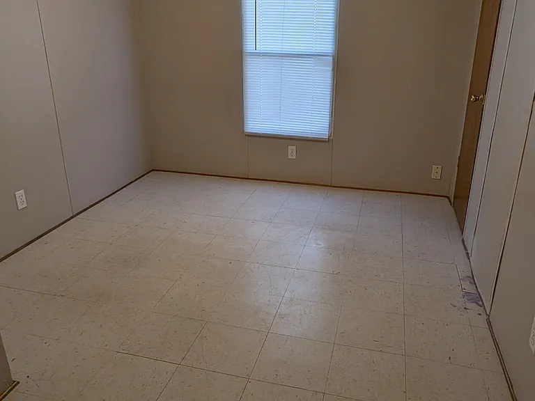 Middle bedroom