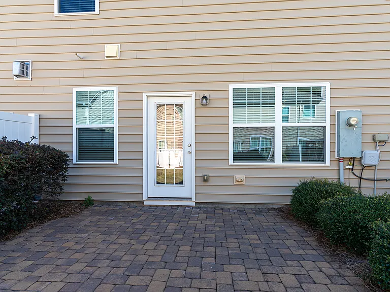 114B Clarendon St — Photo 30