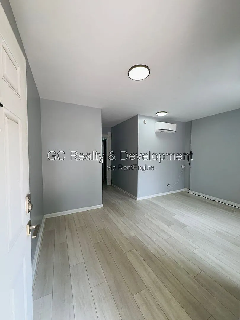 3 bed, 1.0 bath, 800 sqft, $1,900 — Photo 4