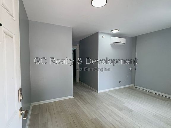 4th image of 2307 S Leavitt St APT 1
