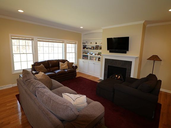 4th image of 44 Woodscape Dr