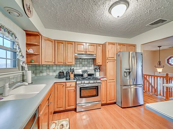 4th image of 6 Aspen Ln