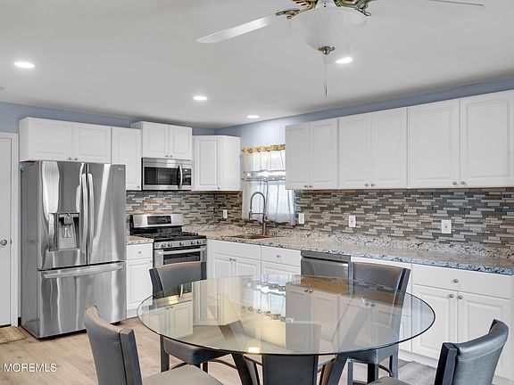 5th image of 550 Petunia Lane N