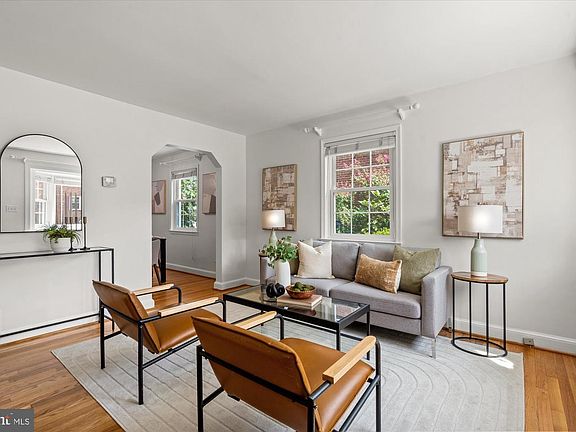 3rd image of 18 E Myrtle St #1/2