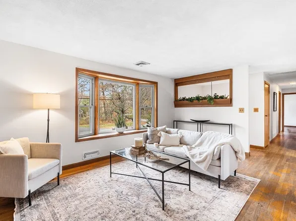 6 Sierra Dr, Chelmsford, MA 01824