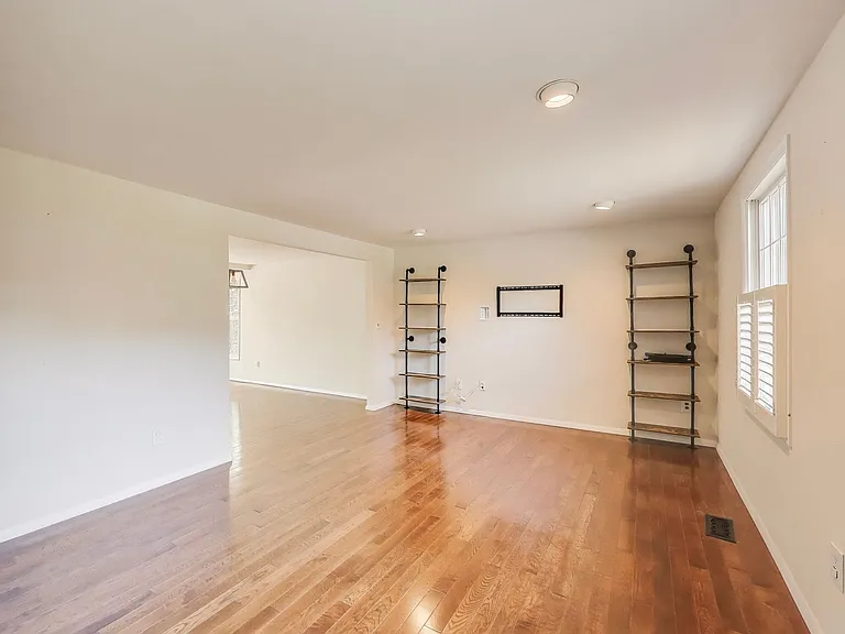 1337 Crockett Ln — Photo 6
