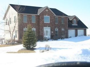 9591 Royal Wood Dr, Peosta, IA 52068