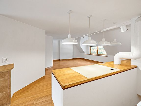 5th image of 919 Pleasant St APT 2F
