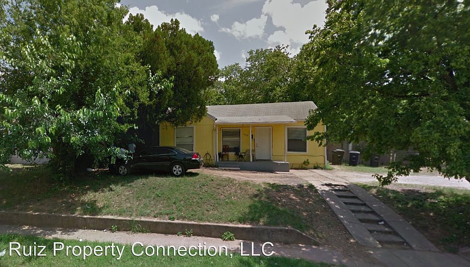 2nd image of 1028 E Davis Ave