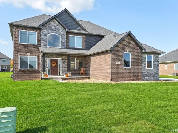 752 Westlake Ave, Oxford, MI 48371