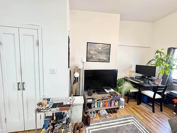 4th image of 338 W 14th St APT 4D