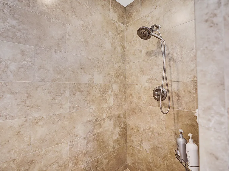 420 NE 36th St — Photo 25
