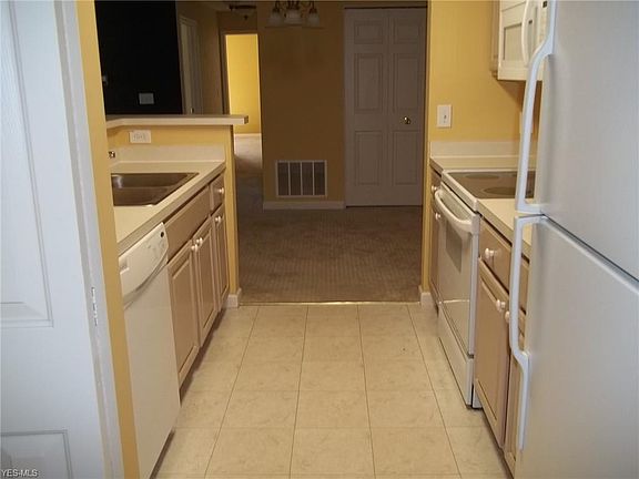 4th image of 15127 Lenox Dr #427