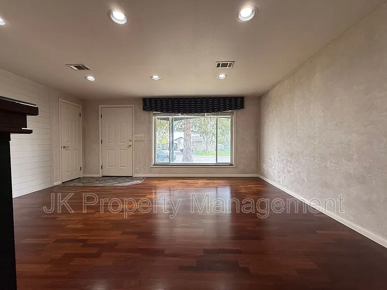 921 Avenue B NW — Photo 10