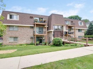 201 N President St APT 2B, Wheaton, IL 60187