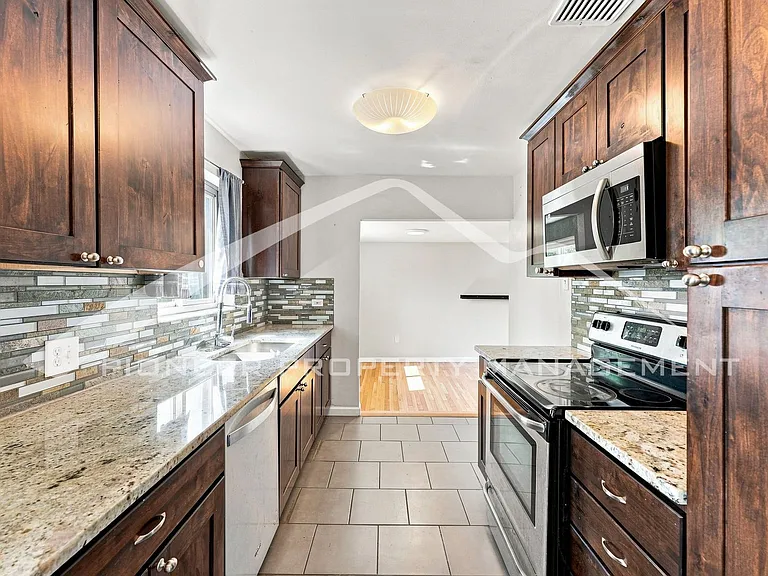 3270 Newport St — Photo 6