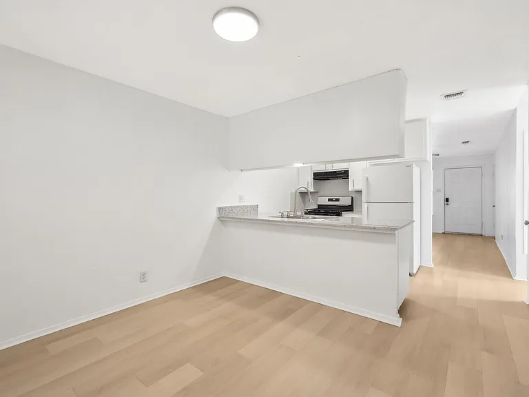 418 Sarah St #B — Photo 8