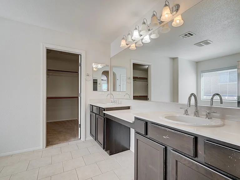 6637 Cliff Shore Ct — Photo 38