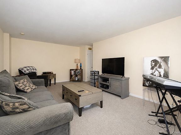 5th image of 8 Foxwood Drive #8