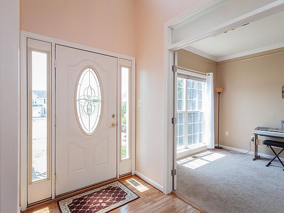 3rd image of 319 Indianhead Ct