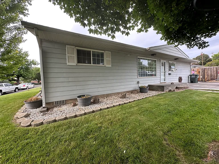 2405 SW Marshall Ave — Photo 2