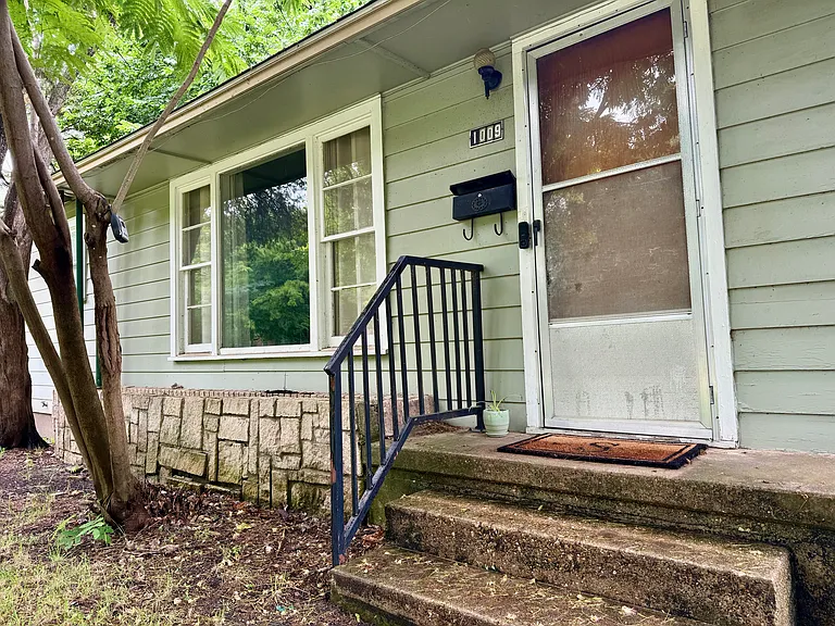 1009 Denton St — Photo 4
