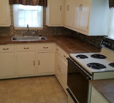 4th image of 3101 E Oak St