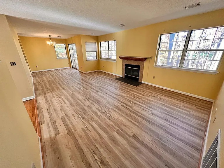 living room/dining area