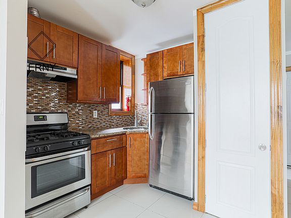 5th image of 1573 Lincoln Pl #2P