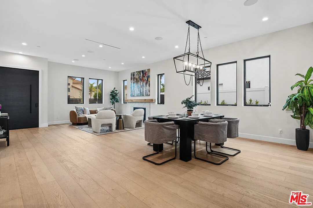 7 bed, 7.5 bath, 5675 sqft, $23,500 — Photo 3
