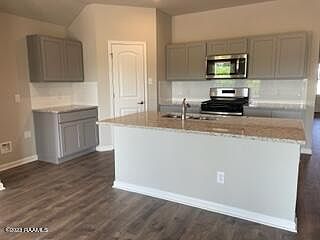 5th image of 211 Broussard Hill Dr