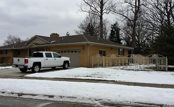 3rd image of 5695 Golfview Dr