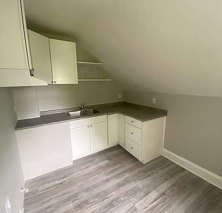 3rd image of 195 Courtland Ave E #3