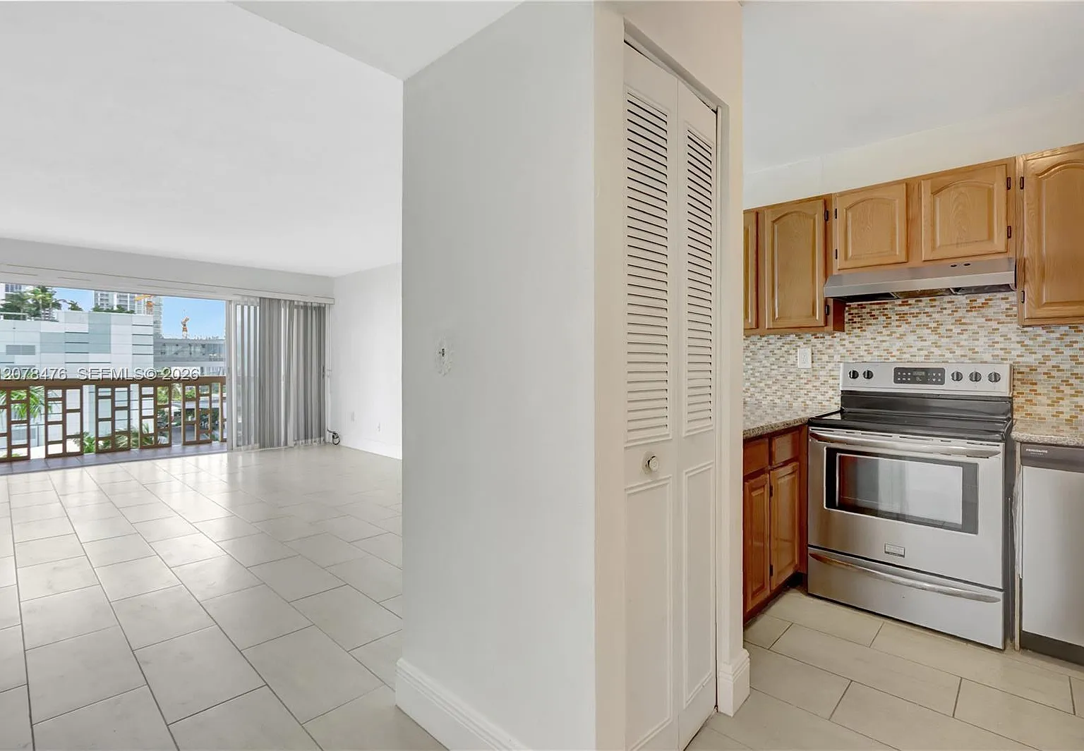 Riviera Towers Condo — Photo 4